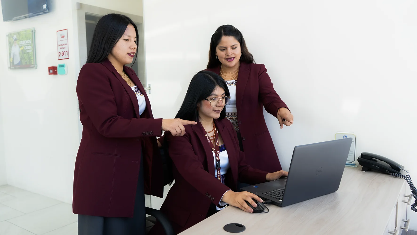 Personas usando una aplicación financiera